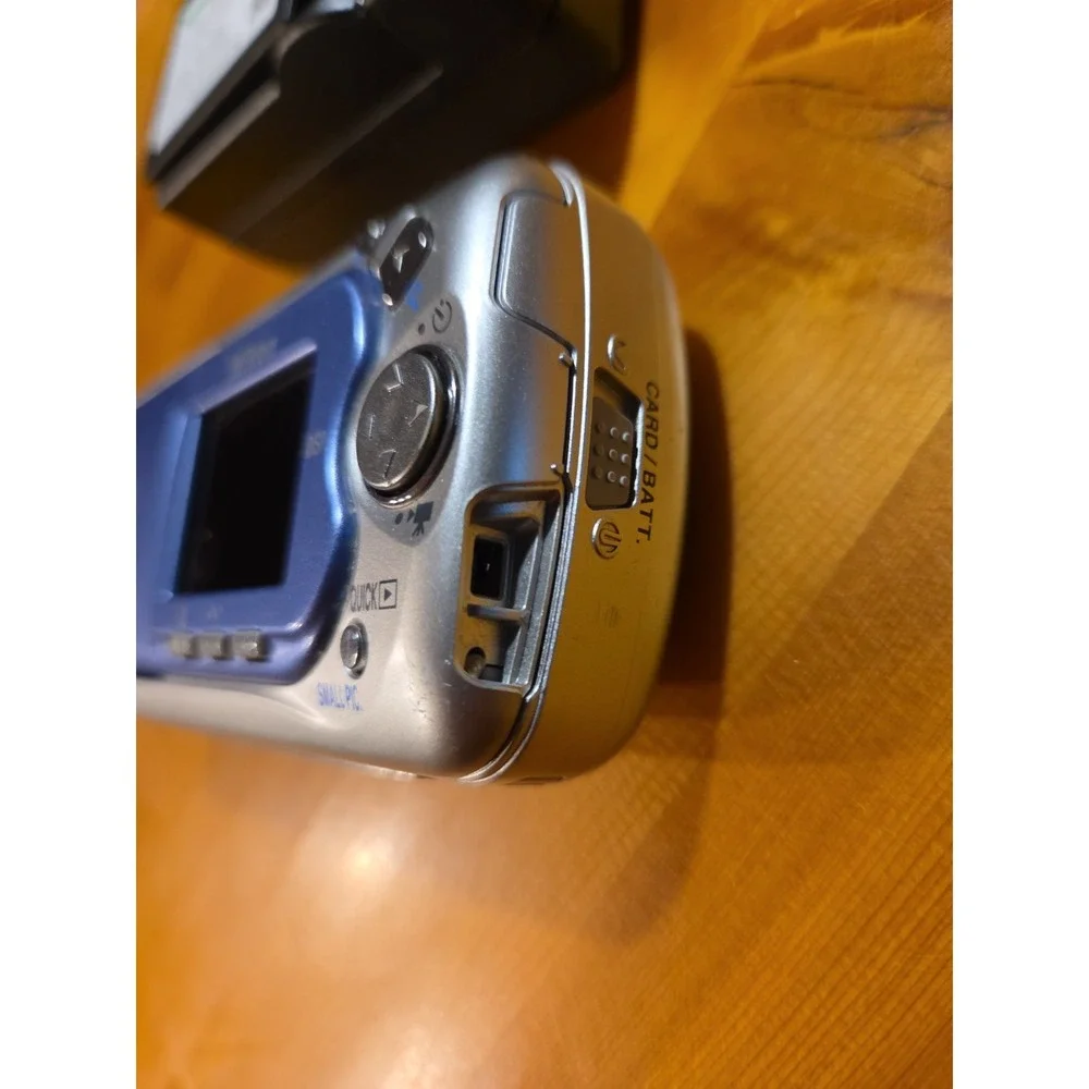 Nikon COOLPIX 2500 Silver Blue 2MP Compact Digital Camera Swivel 3x Nikkor Japan